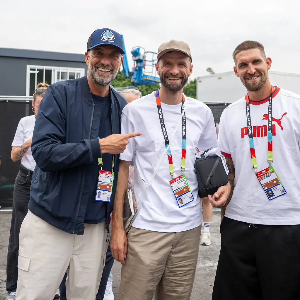 Fussball-Herren-Saison-2025-26-FIFA-Word-Cup-2026-in-Mexiko-Kanada-und-USA-Mexiko-City-ein-Tag-Ortszeit-vor-dem-Eroeffnungsspiel-im-Bild-v-l-die-TV-Experten-Juergen-Klopp-Thomas-Mueller-und-Robert-Andrich-alle-Magenta-TV-im-Aztekenstadion-Estadio-Banorte-vor-der-Platzbegehung-10-06