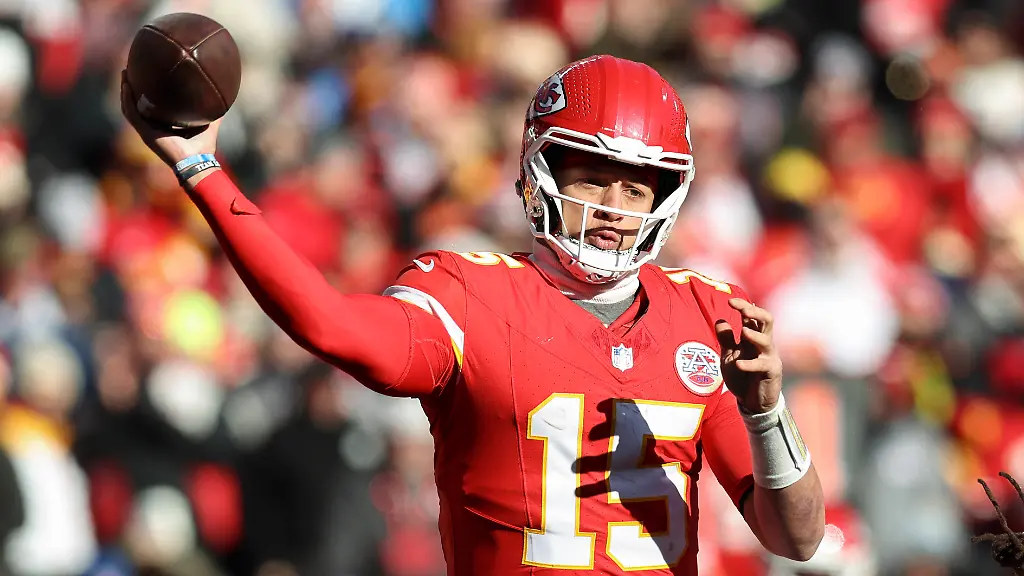 KANSAS-CITY-MO-DECEMBER-14-Kansas-City-Chiefs-quarterback-Patrick-Mahomes-15-throws-a-pass-in-the-second-quarter-of-an-NFL-American-Football-Herren-USA-game-between-the-Los-Angeles-Chargers-and-Kansas-City-Chiefs-on-December-14-2025-at-GEHA-Field-at-Arrowhead-Stadium-in-Kansas-City-MO