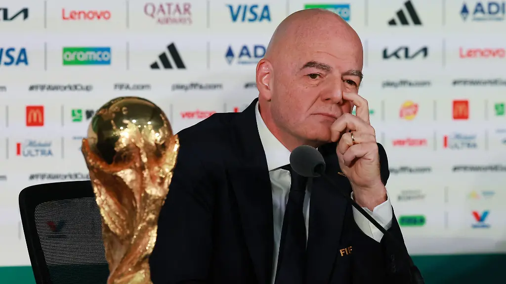 FIFA-World-Cup-2026-FIFA-President-Gianni-Infantino-Press-Conference-Estadio-Azteca-Mexico-City-Mexico-June-10-2026-FIFA-President-Gianni-Infantino-with-the-FIFA-World-Cup-trophy-during-the-press-conference-REUTERS-Henry-Romero