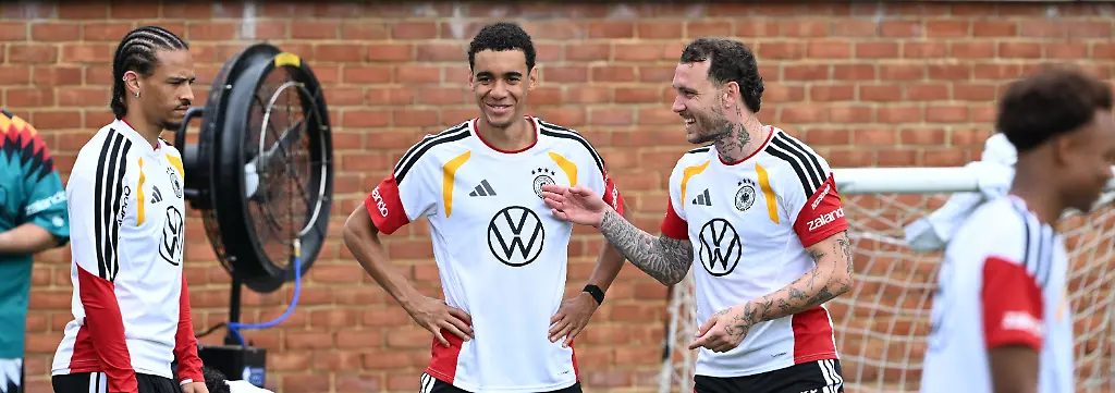 Fussball-Nationalmannschaft-Deutschland-Training-vor-dem-ersten-WM-Spiel-gegen-Curacao-Leroy-Sane-l-r-Jamal-Musiala-und-David-Raum-beim-Training