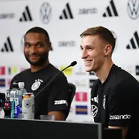 Fussball-Nationalmannschaft-Deutschland-Pressekonferenz-vor-dem-ersten-WM-Spiel-gegen-Curacao-Nico-Schlotterbeck-r-und-Jonathan-Tah-nehmen-an-einer-PK-teil