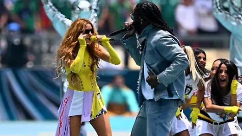 Superstar-Shakira-l-und-Burna-Boy-performen-den-WM-Song-Dai-Dai