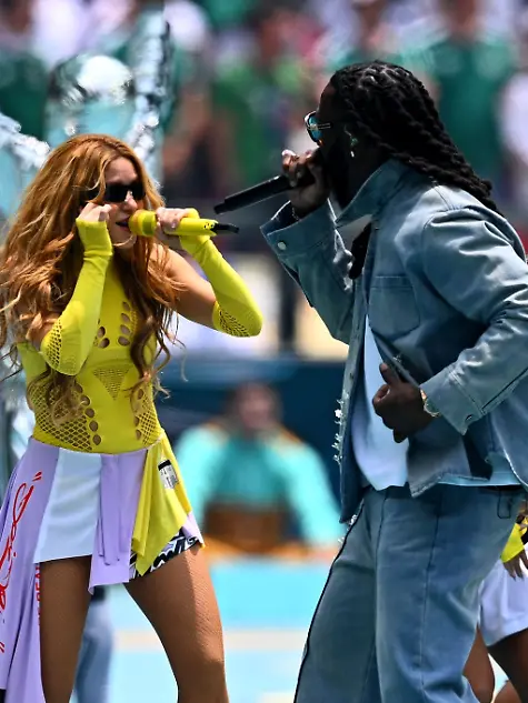 Superstar-Shakira-l-und-Burna-Boy-performen-den-WM-Song-Dai-Dai