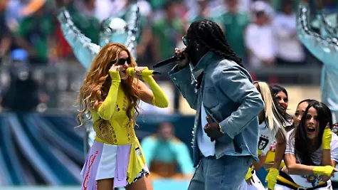 Superstar-Shakira-l-und-Burna-Boy-performen-den-WM-Song-Dai-Dai