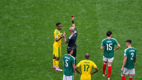 Fussball-Herren-FIFA-World-Cup-2026-in-Mexiko-Kanada-und-USA-Eroeffnungsspiel-in-Mexiko-City-Gruppe-A-1-Spieltag-Mexiko-Suedafrika-Schiedsrichter-Wilton-Sampaio-zeigt-Themba-Zwane-Suedafrika-die-rote-Karte-11-06