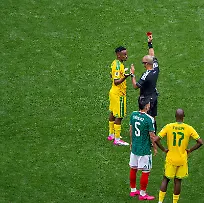 Fussball-Herren-FIFA-World-Cup-2026-in-Mexiko-Kanada-und-USA-Eroeffnungsspiel-in-Mexiko-City-Gruppe-A-1-Spieltag-Mexiko-Suedafrika-Schiedsrichter-Wilton-Sampaio-zeigt-Themba-Zwane-Suedafrika-die-rote-Karte-11-06