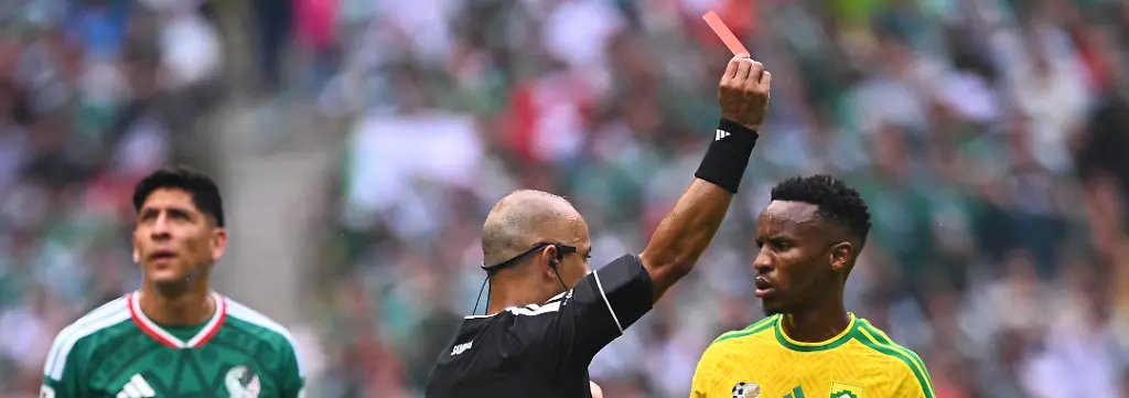 Fussball-Maenner-WM-Eroeffnungsspiel-Mexiko-Suedafrika-Vorrunde-Gruppe-A-Spieltag-1-Mexiko-Stadt-Stadion-Schiedsrichter-Wilton-Pereira-Sampaio-zeigt-Themba-Zwane-Suedafrika-die-Rote-Karte-ACHTUNG-Gemaess-den-Auflagen-der-FIFA-duerfen-die-Bilder-ausschliesslich-zur-redaktionellen-Verwendung-genutzt-werden-Eine-kommerzielle-Nutzung-ist-ausgeschlossen-Zudem-duerfen-keine-videoaehnlichen-Sequenzen-erstellt-werden-und-es-duerfen-keine-Veraenderungen-weder-im-Vordergrund-noch-im-Hintergrund-am-Bild-vorgenommen-werden