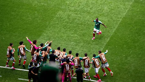 Fussball-Herren-FIFA-World-Cup-WM-Weltmeisterschaft-Fussball-2026-in-Mexiko-Kanada-und-USA-Eroeffnungsspiel-in-Mexiko-City-Gruppe-A-1-Spieltag-Mexiko-Suedafrika-Julian-Quinones-Mexiko-jubelt-nach-Tor-zum-1-0-mit-den-Wechselspielern-11-06