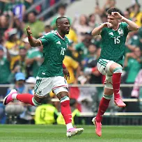 Fussball-Maenner-WM-Eroeffnungsspiel-Mexiko-Suedafrika-Vorrunde-Gruppe-A-Spieltag-1-Mexiko-Stadt-Stadion-der-Mexikaner-Julian-Quinones-l-jubelt-nachdem-er-das-Tor-zum-1-0-erzielt-hat-mit-Teamgefaehrten-Israel-Reyes-r