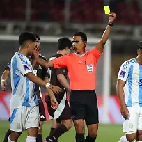Futbol-Mexico-vs-Argentina-Mundial-sub-20-Chile-2025-El-arbitro-Jalal-Jayed-dirige-un-partido-de-cuartos-de-final-del-mundial-sub-20-entre-Mexico-y-Argentina-realizado-en-el-estadio-Nacional-de-Santiago-Chile-11-10-2025-Jonnathan-Oyarzun-Photosport-Football-Mexico-vs-Argentina-U-20-World-Cup-Championship-Referee-Jalal-Jayed-leads-a-quarterfinal-match-of-the-U-20-World-Cup-between-Mexico-and-Argentina-at-the-Nacional-stadium-in-Santiago-Chile