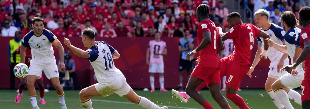 Fussball-Maenner-WM-Kanada-Bosnien-Herzegowina-Vorrunde-Gruppe-B-1-Spieltag-Toronto-Stadion-Der-Kanadier-Cyle-Larin-3vr-erzielt-das-Tor-zum-1-1