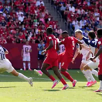 Fussball-Maenner-WM-Kanada-Bosnien-Herzegowina-Vorrunde-Gruppe-B-1-Spieltag-Toronto-Stadion-Der-Kanadier-Cyle-Larin-3vr-erzielt-das-Tor-zum-1-1