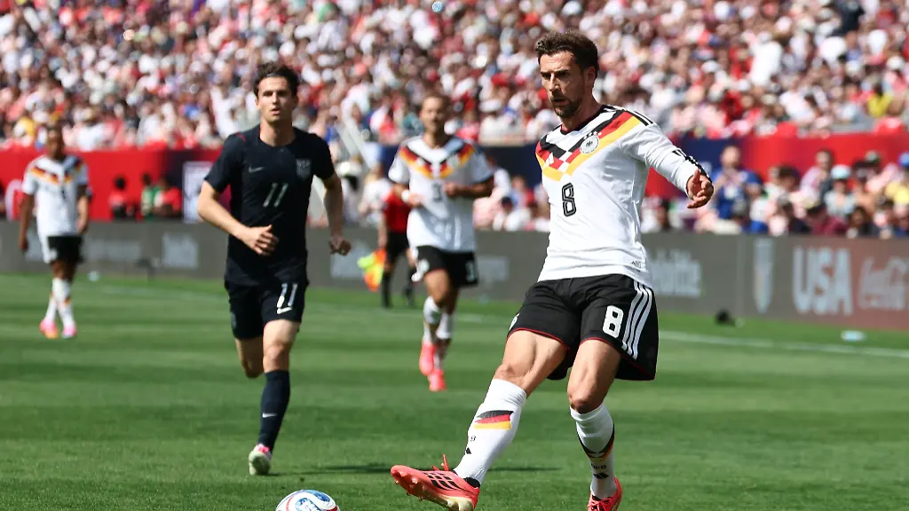 Fussball-Maenner-Nationalmannschaft-Vorbereitung-auf-die-Fussball-WM-2026-Laenderspiel-USA-Deutschland-im-Soldier-Field-Leon-Goretzka-r-Deutschland-in-Aktion