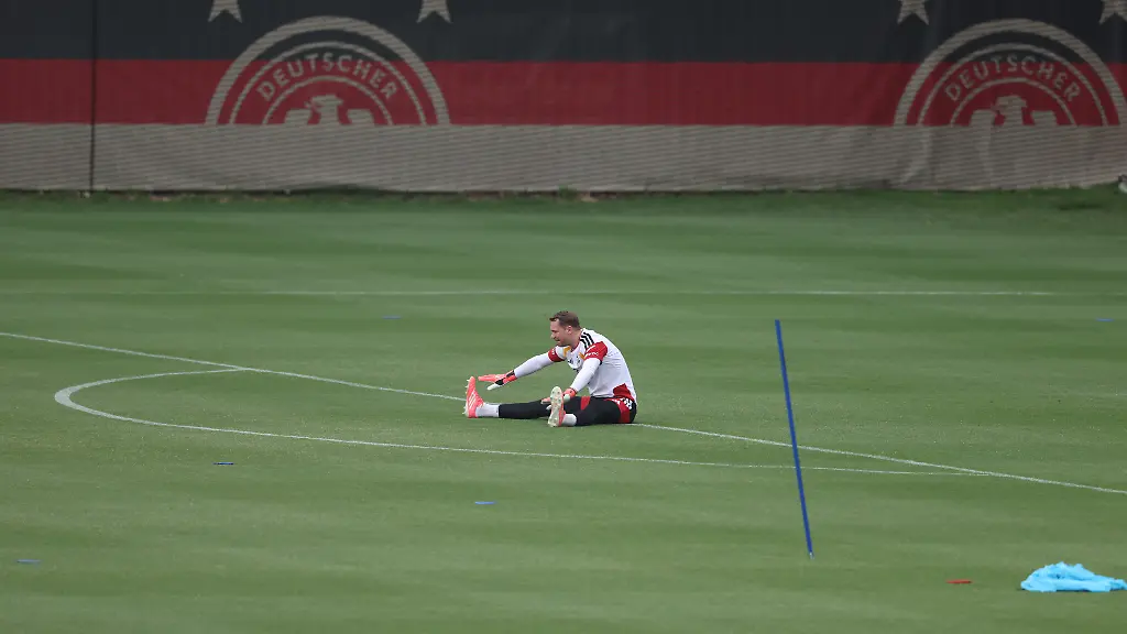 Fussball-Nationalmannschaft-Deutschland-Training-vor-dem-ersten-WM-Spiel-gegen-Curacao-Manuel-Neuer-waehrend-des-Trainings