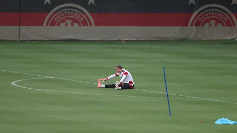 Fussball-Nationalmannschaft-Deutschland-Training-vor-dem-ersten-WM-Spiel-gegen-Curacao-Manuel-Neuer-waehrend-des-Trainings