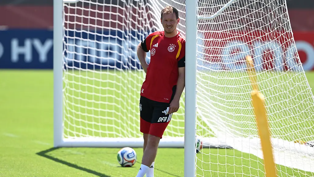 Fussball-Nationalmannschaft-Deutschland-Training-vor-dem-ersten-WM-Spiel-gegen-Curacao-Bundestrainer-Julian-Nagelsmann-verfolgt-das-Teamtraining