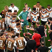 Fussball-Maenner-WM-Deutschland-Curacao-Vorrunde-Gruppe-E-1-Spieltag-Houston-Stadion-Bundestrainer-Julian-Nagelsmann-M-r-spricht-in-der-Trinkpause-mit-seinen-Spielern-ACHTUNG-Gemaess-den-Auflagen-der-FIFA-duerfen-die-Bilder-ausschliesslich-zur-redaktionellen-Verwendung-genutzt-werden-Eine-kommerzielle-Nutzung-ist-ausgeschlossen-Zudem-duerfen-keine-videoaehnlichen-Sequenzen-erstellt-werden-und-es-duerfen-keine-Veraenderungen-weder-im-Vordergrund-noch-im-Hintergrund-am-Bild-vorgenommen-werden