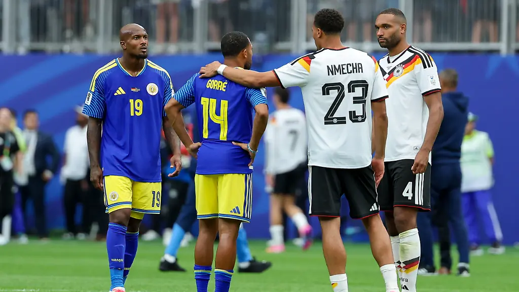 Gervane-Kastaneer-Curacao-Kenji-Gorre-Curacao-Felix-Nmecha-Germany-und-Jonathan-Tah-Germany-talk-together-during-the-FIFA-World-Cup-2026-Group-E-match-between-Germany-and-Curacao-at-Houston-Stadium-on-June-14-2026-in-Houston-United-States