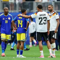 Gervane-Kastaneer-Curacao-Kenji-Gorre-Curacao-Felix-Nmecha-Germany-und-Jonathan-Tah-Germany-talk-together-during-the-FIFA-World-Cup-2026-Group-E-match-between-Germany-and-Curacao-at-Houston-Stadium-on-June-14-2026-in-Houston-United-States