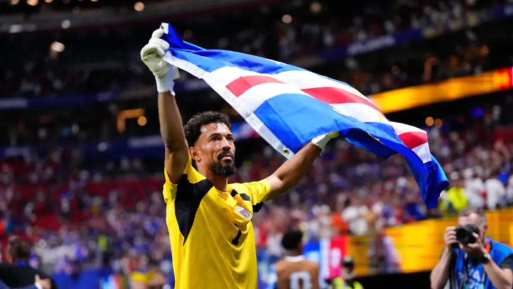 June-15-2026-Atlanta-Georgia-USA-VOZINHA-of-Cabo-Verde-celebrates-with-the-flag-of-Cabo-Verde-during-the-FIFA-World-Cup-WM-Weltmeisterschaft-Fussball-2026-Group-H-match-between-Spain-and-Cabo-Verde-at-Atlanta-Stadium