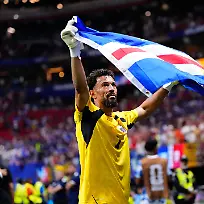 June-15-2026-Atlanta-Georgia-USA-VOZINHA-of-Cabo-Verde-celebrates-with-the-flag-of-Cabo-Verde-during-the-FIFA-World-Cup-WM-Weltmeisterschaft-Fussball-2026-Group-H-match-between-Spain-and-Cabo-Verde-at-Atlanta-Stadium