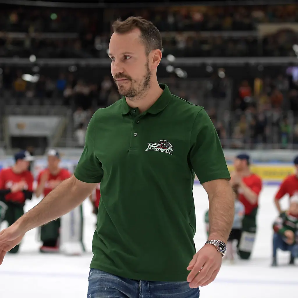 Christoph-Ullmann-kehrte-zwei-Tage-nach-dem-schweren-Check-von-John-Henrion-zum-entscheidenden-Spiel-7-aufs-Eis-zurueck-wenn-auch-nur-in-Zivil