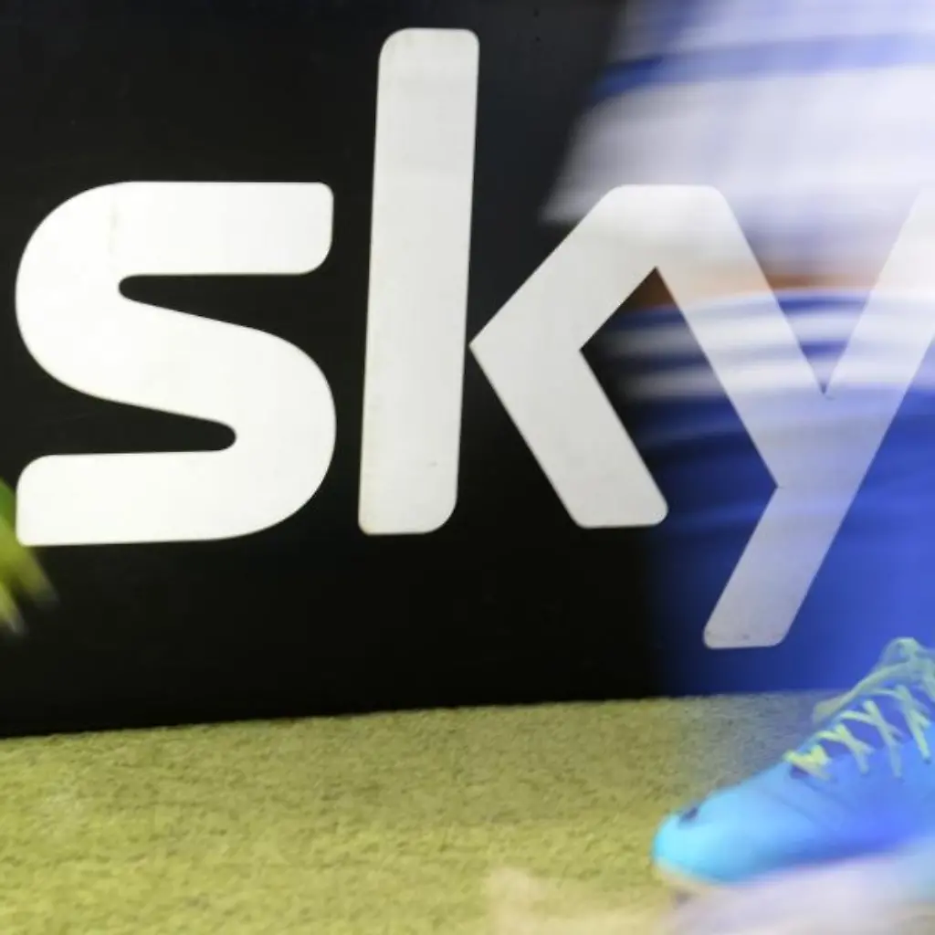 Spieler-gehen-vor-dem-Spiel-an-einer-Sky-Werbeflaeche-vorbei