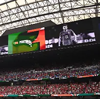 Fussball-Maenner-WM-2026-Portugal-DR-Kongo-Vorrunde-Gruppe-K-Spieltag-1-Houston-Stadion-Auf-den-Anzeigetafeln-wird-an-den-Portugiesen-Diogo-Jota-gedacht-der-bei-einem-Autounfall-ums-Leben-kam-ACHTUNG-Gemaess-den-Auflagen-der-FIFA-duerfen-die-Bilder-ausschliesslich-zur-redaktionellen-Verwendung-genutzt-werden-Eine-kommerzielle-Nutzung-ist-ausgeschlossen-Zudem-duerfen-keine-videoaehnlichen-Sequenzen-erstellt-werden-und-es-duerfen-keine-Veraenderungen-weder-im-Vordergrund-noch-im-Hintergrund-am-Bild-vorgenommen-werden
