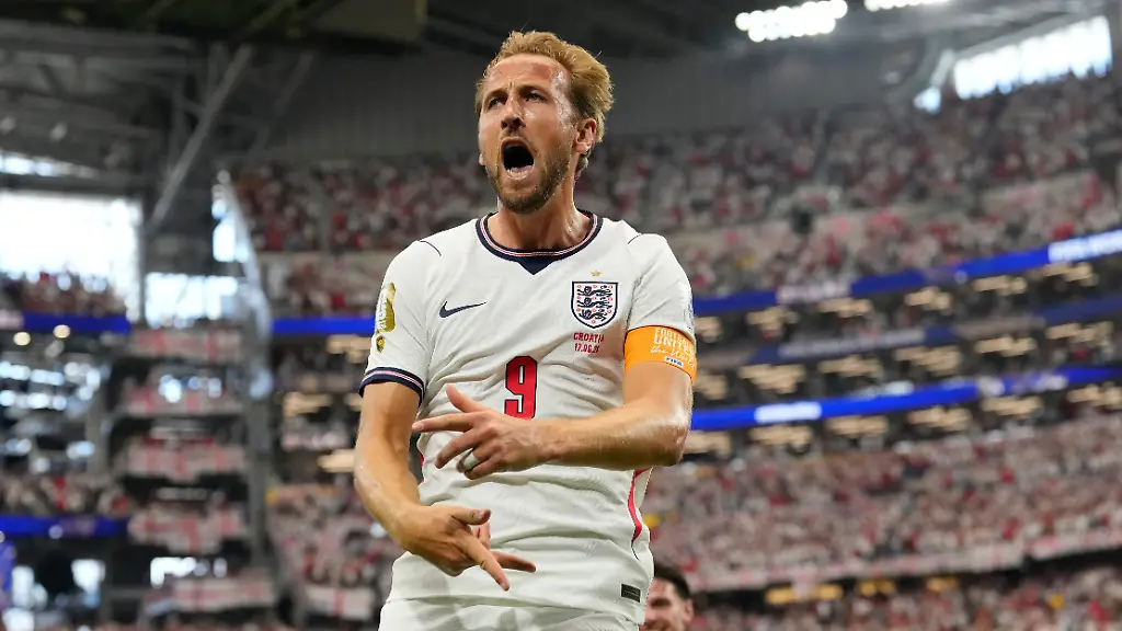 Fussball-Maenner-WM-England-Kroatien-Vorrunde-Gruppe-L-1-Spieltag-Dallas-Stadion-Der-Englaender-Harry-Kane-feiert-seinen-zweiten-Treffer-zum-2-1