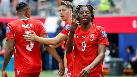 Fussball-Maenner-WM-Schweiz-Bosnien-Herzegowina-Vorrunde-Gruppe-B-2-Spieltag-Los-Angeles-Stadion-Der-Schweizer-Johan-Manzambi-rechts-jubelt-nach-dem-Tor-zum-3-0