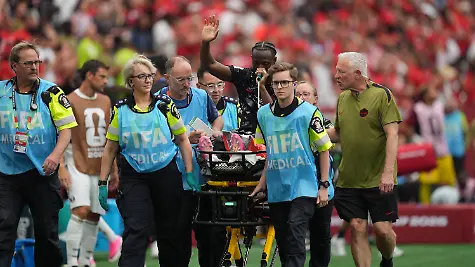 Canada-v-Qatar-FIFA-World-Cup-WM-Weltmeisterschaft-Fussball-2026-Group-B-VANCOUVER-CANADA-JUNE-18-Ismael-Kone-of-Canada-is-assisted-away-after-he-got-injured-in-his-leg-during-the-2026-FIFA-World-Cup-First-Stage-Group-B-match-between-Canada-and-Qatar-at-BC-Place-Stadium-in-Vancouver-Canada-on-June-18-2026-Ercin-Erturk-Anadolu-British-Columbia-Canada-Editorial-use-only-Please-get-in-touch-for-any-other-usage