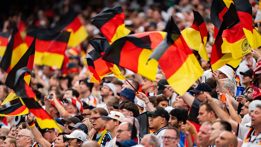 FIFA-Fussball-Weltmeisterschaft-2026-Gruppe-E-Spiel-1-Deutschland-vs-Curacao-14-06-2026-im-NRG-Stadium-in-Houston-Texas-Deutschland-Fans-Fahnen-Deutschlandfahne-deutsche-Zuschauer-Tribuene-Fans-2026-FIFA-World-Cup-Group-E-Match-1-Germany-vs