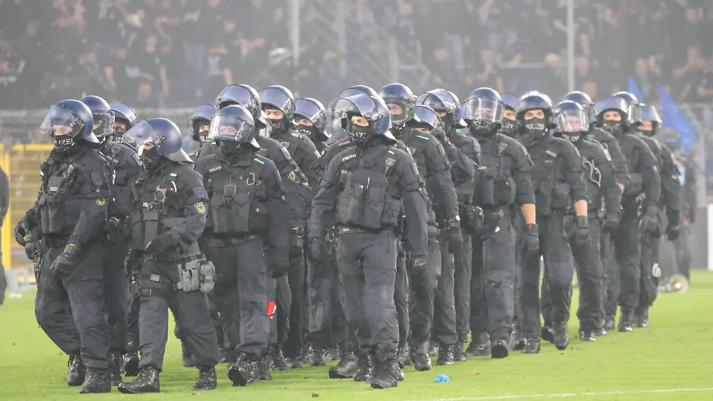 Polizeieinsatz-Fussball-DFB-Pokal-1-Runde-SV-Waldhof-Mannheim-vs-1-FC-Kaiserslautern-am-21-08-2026-in-Mannheim-Carl-Benz-Stadion-Deutschland-Mannheim-Carl-Benz-Stadion-Deutschland-Police-operation-for-the-DFB-Cup-soccer-match-1st-round-SV-Waldhof-Mannheim-vs-1
