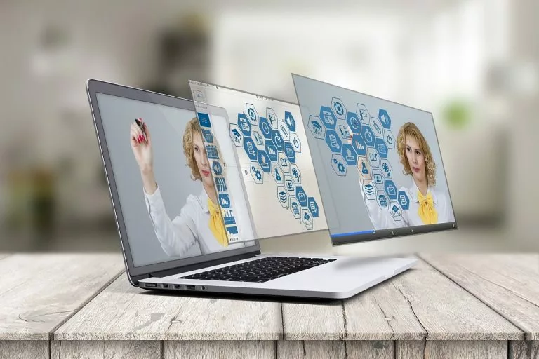 Eine Frau auf einem Laptop-Bildschirm, die etwas tut