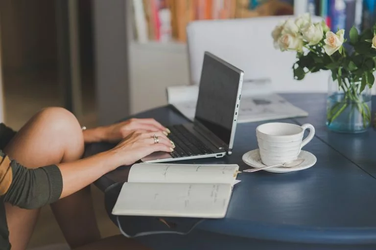 Laptop, Büro, Arbeit, Geschäft, Computer, Schreiben, Blog-Schreiben. In diesem Artikel erklären wir alles zum Thema Blognamen-Generator