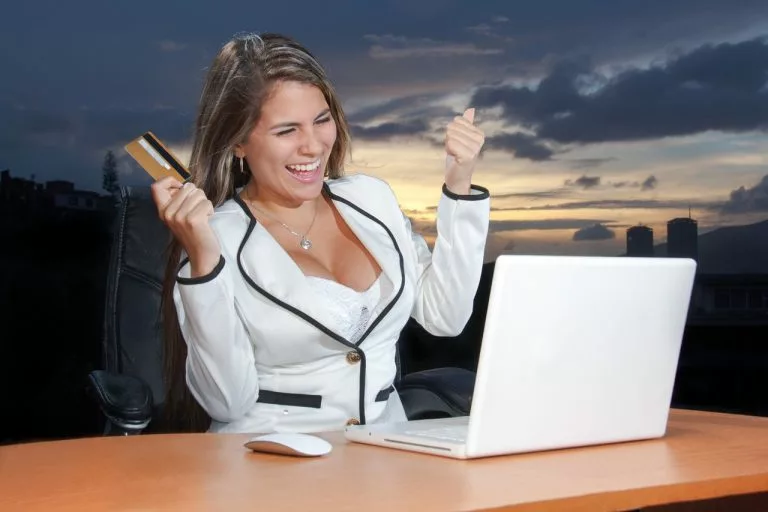 Eine Frau kauft online