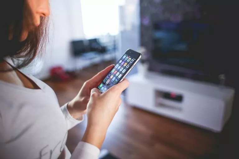 Ein Benutzer benutzt ein Mobiltelefon. In diesem Artikel erklären wir die Benutzererfahrung für eine Website