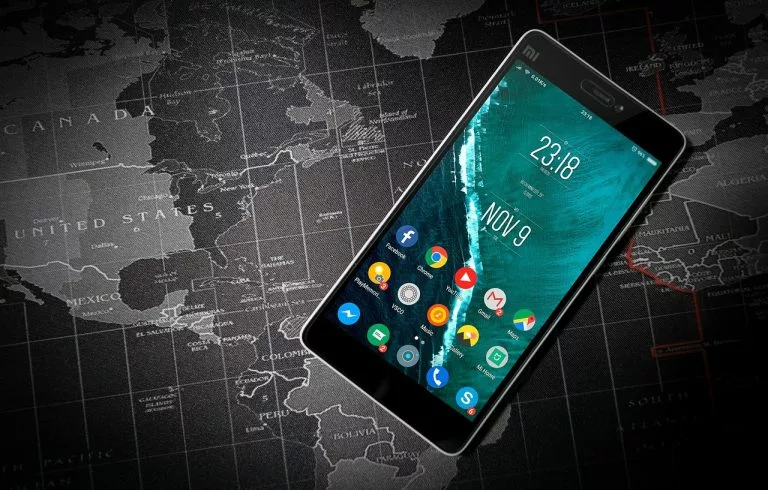 Ein Telefon wird auf einer Weltkarte platziert