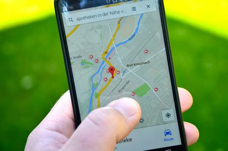 Eine Google Maps-App ist auf einem Telefon geöffnet