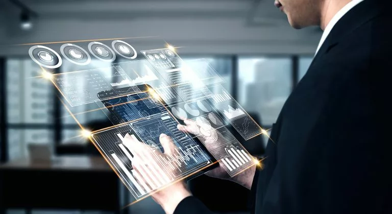 Ein Foto von einer Person, die an einem Tablet arbeitet. Oberhalb des Tablets befindet sich eine 3D-Ansicht des Tablet-Bildschirms.