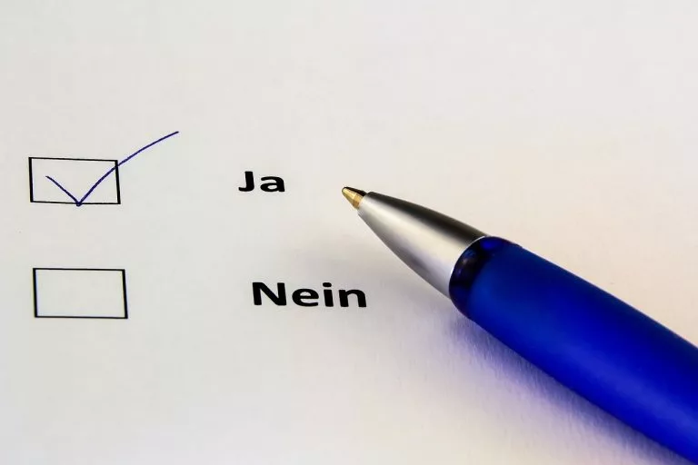 Die Worte âÂÂJaâ und âÂÂNeinâ werden auf ein Blatt Papier geschrieben und das Wort âÂÂJaâ wird als Wahlmöglichkeit markiert.